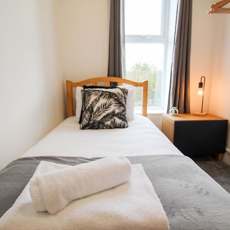 Fairways View - Spacious Apartment - Sleeps 6 - Lovely Views - By Rework Accommodation Hoylake Dış mekan fotoğraf
