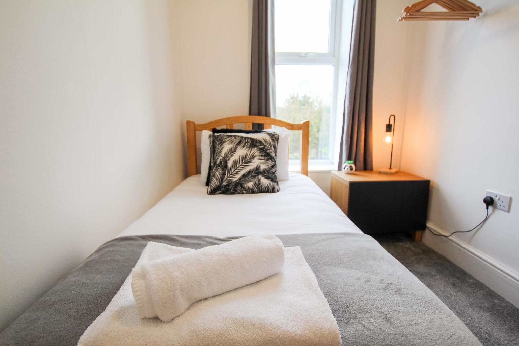 Fairways View - Spacious Apartment - Sleeps 6 - Lovely Views - By Rework Accommodation Hoylake Dış mekan fotoğraf